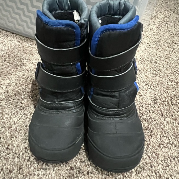 Toddler size 9 snow boots - Picture 2 of 8